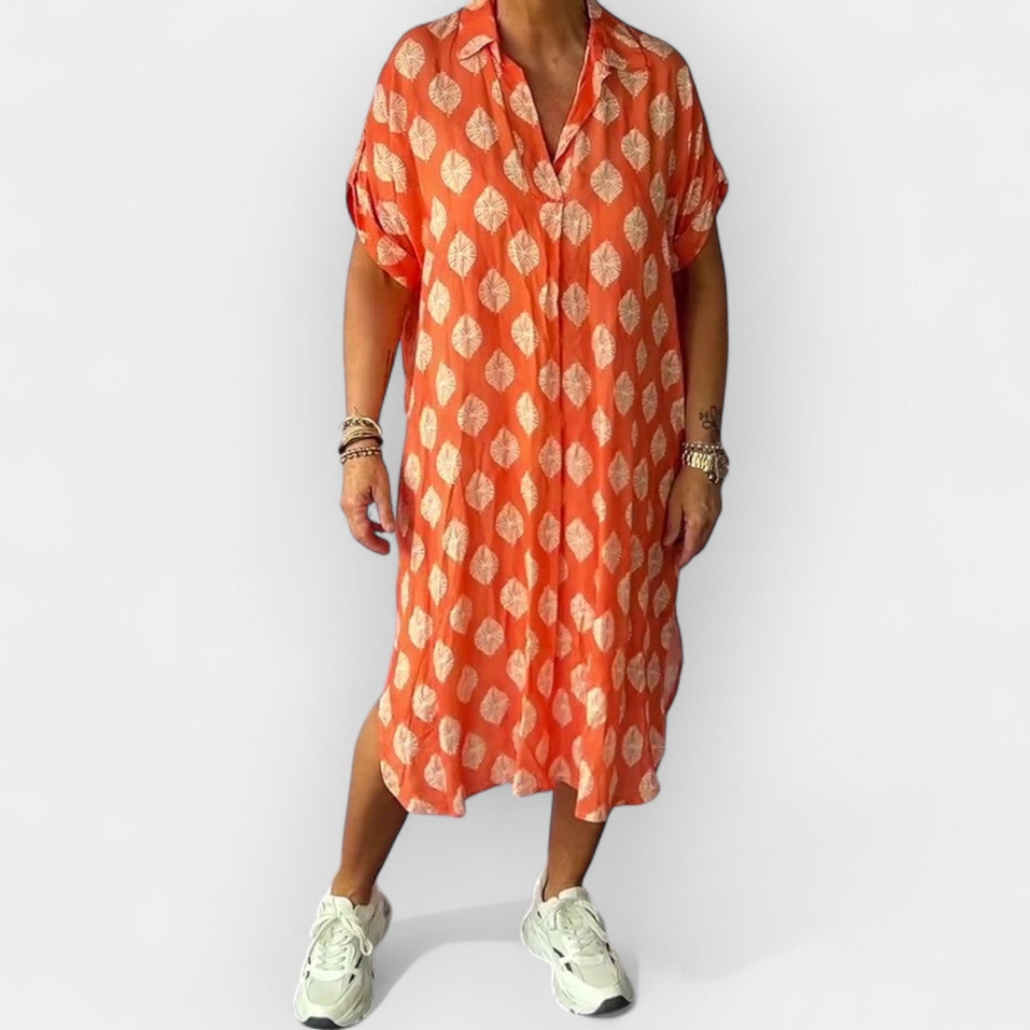 Lengvas vasarinis suknelė su V formos iškirpte