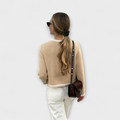 Klasikinis švarkas su dekoratyvinėmis kišenėmis