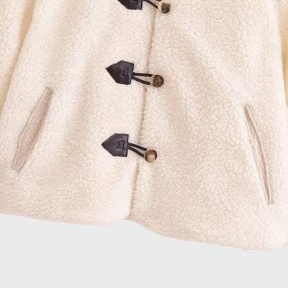 Gūnus | Moteriška trumpa flisinė striukė su sagtelėmis ir kišenėmis su atvartais