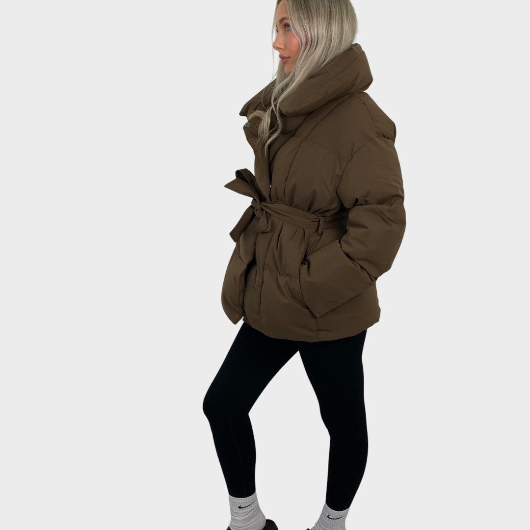 Karly- Trumpas diržinis kišeninis pūkinis švarkas