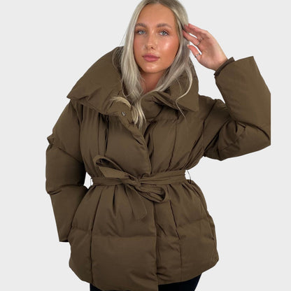 Karly- Trumpas diržinis kišeninis pūkinis švarkas