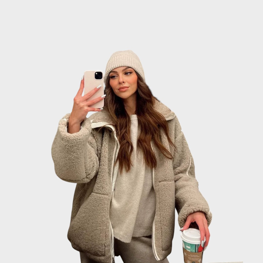 Kaja - Minkštas pliušinis paltas su stoviniu kaklu