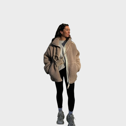 Kaja - Minkštas pliušinis paltas su stoviniu kaklu