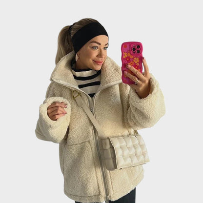 Kaja - Minkštas pliušinis paltas su stoviniu kaklu