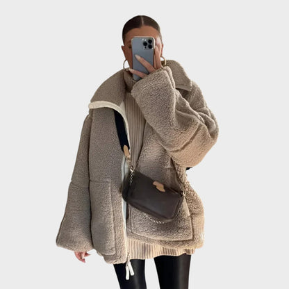 Kaja - Minkštas pliušinis paltas su stoviniu kaklu