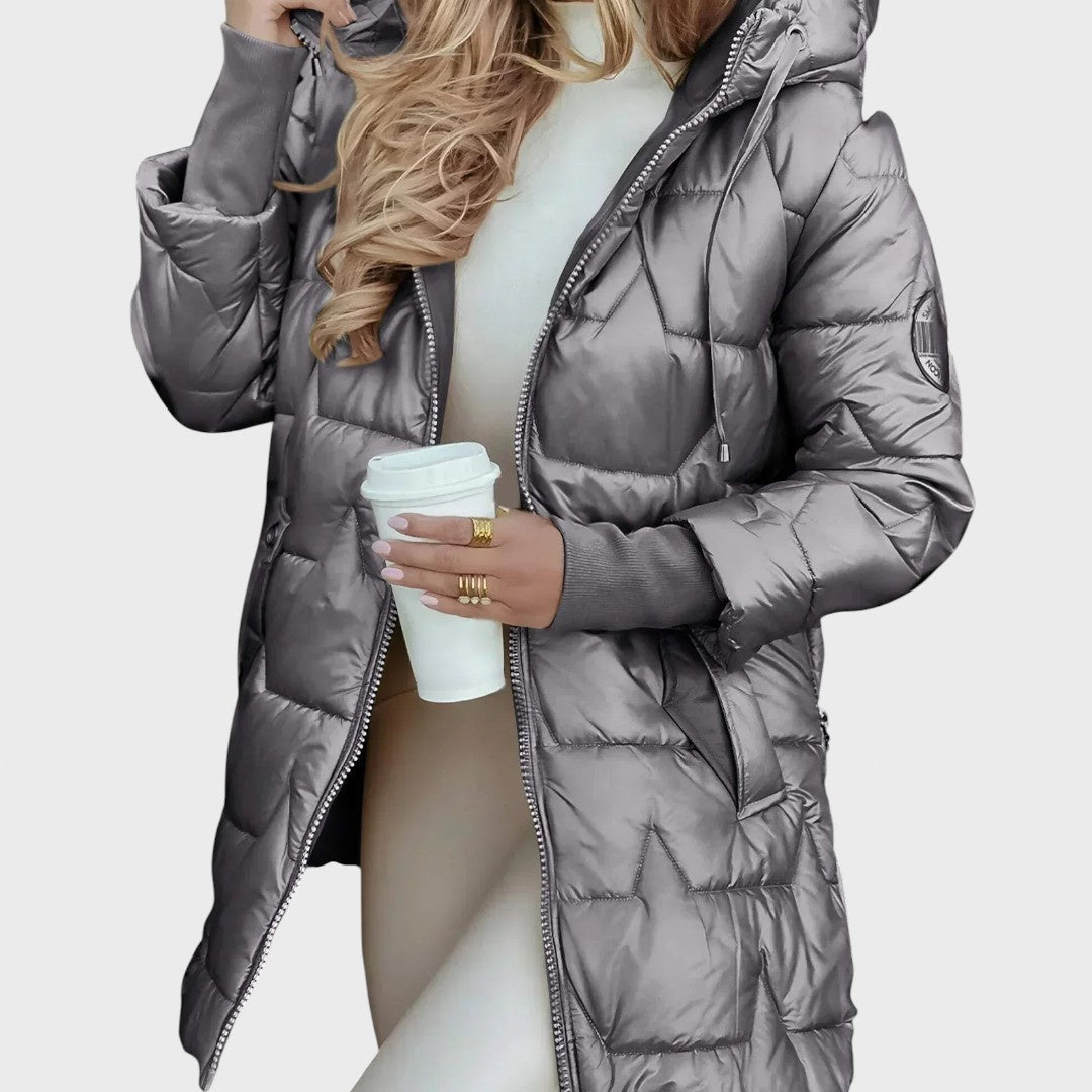 Sniegė | Ilgas ir šiltas dygsniuotas paltas su apgaubiančiu gobtuvu