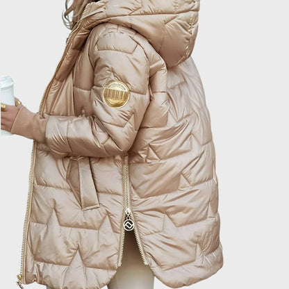 Sniegė | Ilgas ir šiltas dygsniuotas paltas su apgaubiančiu gobtuvu