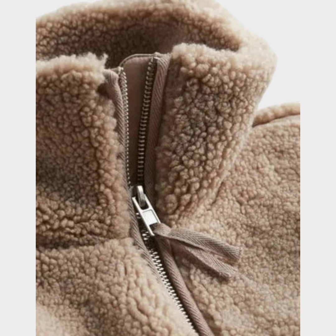 Kaja - Minkštas pliušinis paltas su stoviniu kaklu