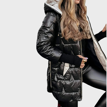 Sniegė | Ilgas ir šiltas dygsniuotas paltas su apgaubiančiu gobtuvu