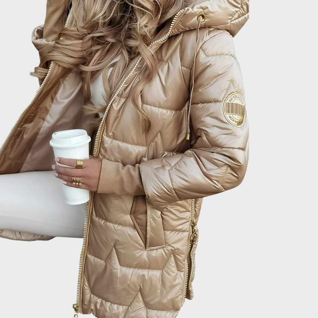 Sniegė | Ilgas ir šiltas dygsniuotas paltas su apgaubiančiu gobtuvu