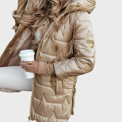 Sniegė | Ilgas ir šiltas dygsniuotas paltas su apgaubiančiu gobtuvu